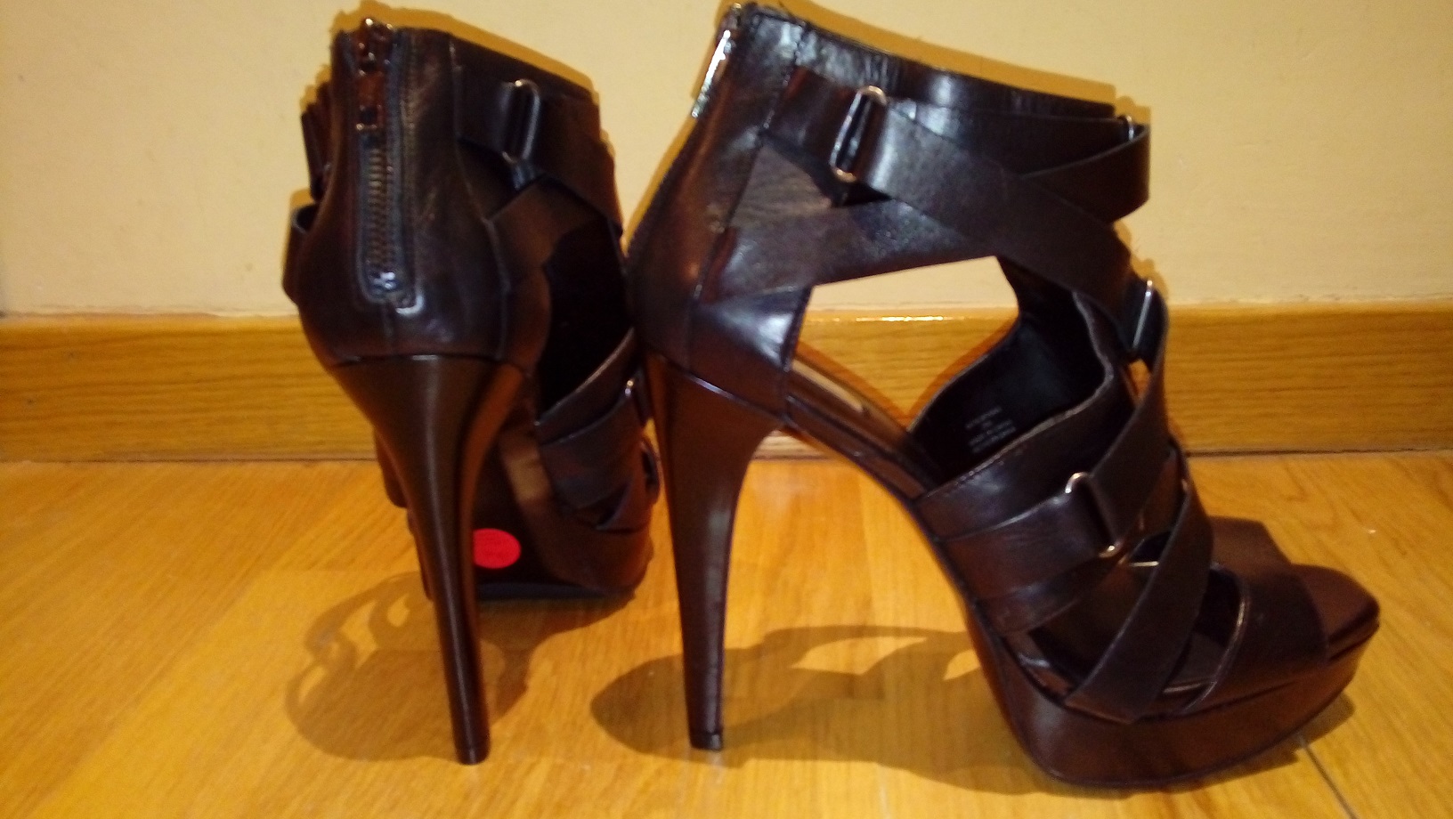 Black Leather Platform Sandal Zara size EUR41 (UK8) - Buy / Sell / Swap