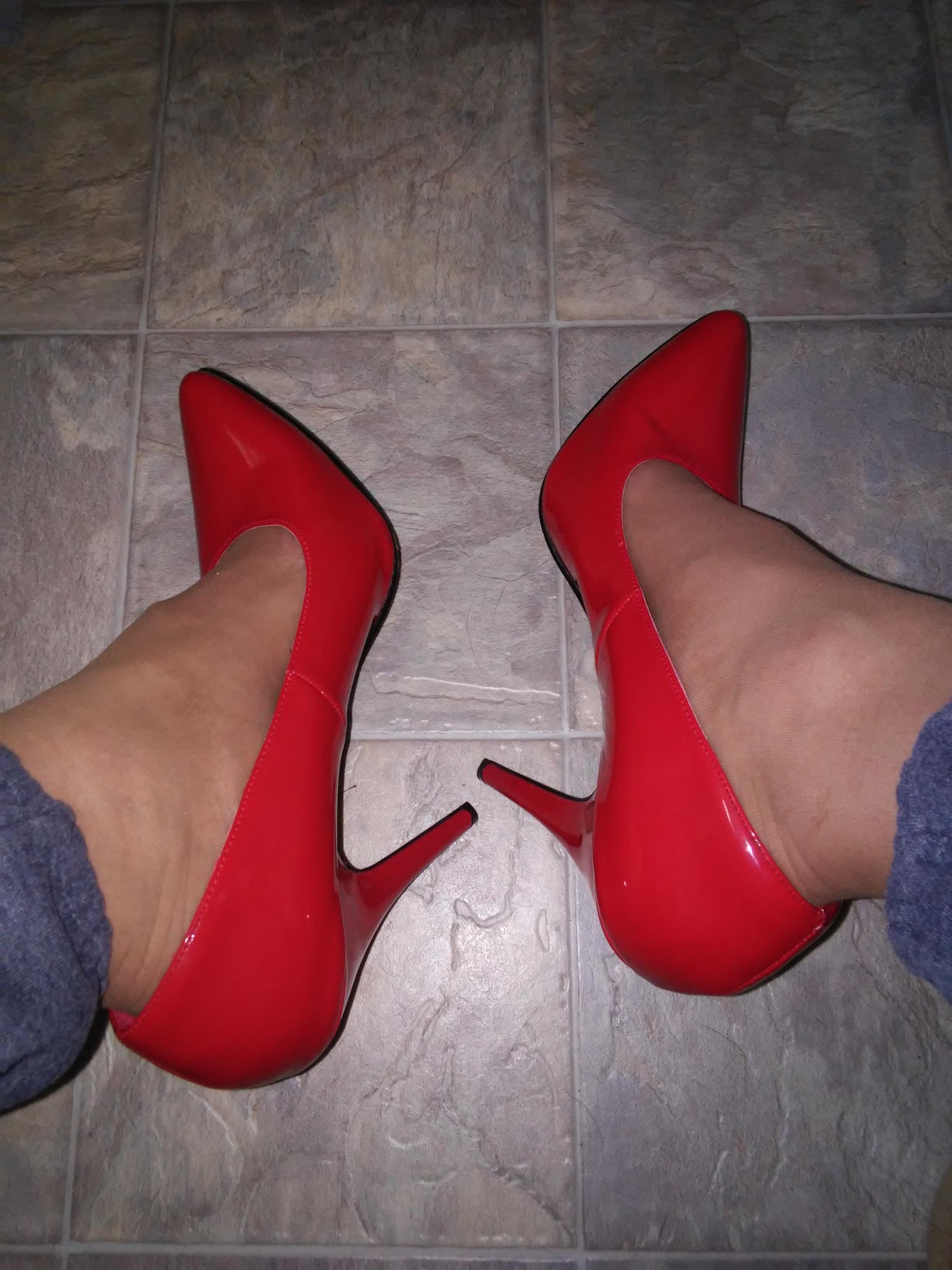 For the gf guys, LV Red Bottom Stilettos Heels. After Hours Of Searching,  I'm Admitting My Need for Help. : r/FashionReps