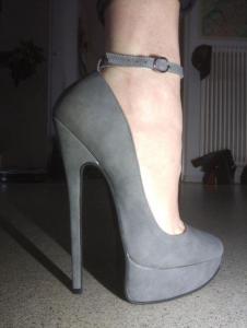graue_SuperHeels_small.thumb.jpg.d15ffdbc70c43ebfb47a66d3e13990e6.jpg