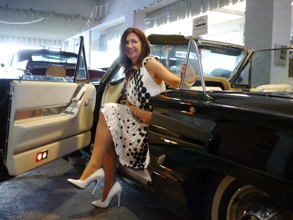 Is it illegal to drive in high heels in Australia?